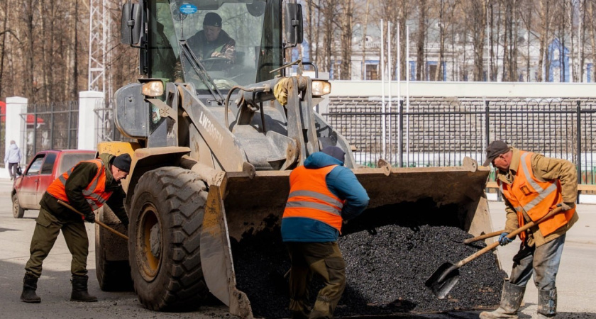 В Глазове продолжается ямочный ремонт