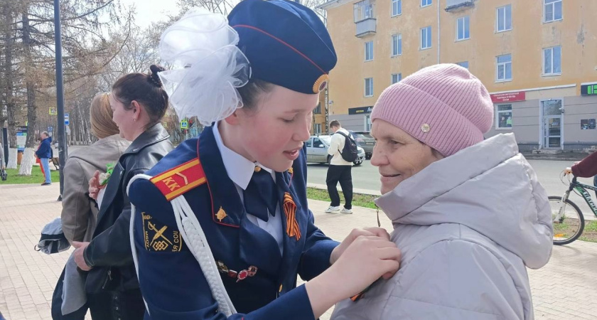 Глазовчанам раздали на улице георгиевские ленточки