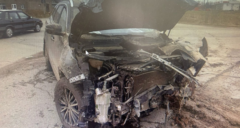 Водитель в Глазове врезался в опору линии электропередачи