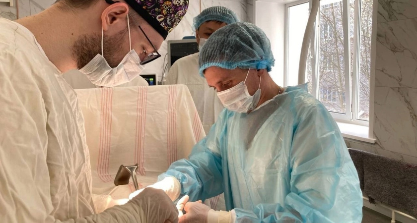 Глазовские урологи достали из мочевого пузыря пациента камень длиной в 10 см