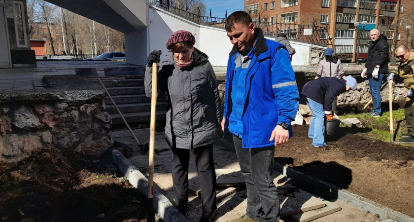 В Глазове прошел большой субботник у детской школы искусств «Глазовчанка» 