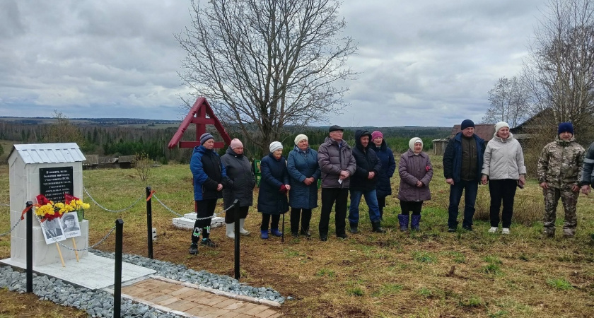 В деревне Березники Кезского района установили памятник землякам - участникам боевых действий и труженикам тыла