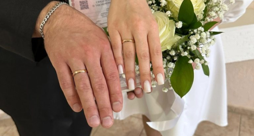 Четыре пары из Глазова узаконили свои отношения в красивую майскую дату