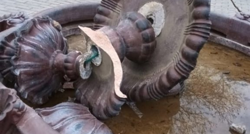 В поселке Яр вандалы разрушили фонтан перед культурно-досуговым центром