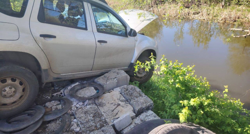 В Сарапуле спасли водителя, автомобиль которого чуть не скатился в реку