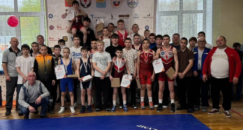 Юные глазовские борцы показали свое мастерство на соревнованиях