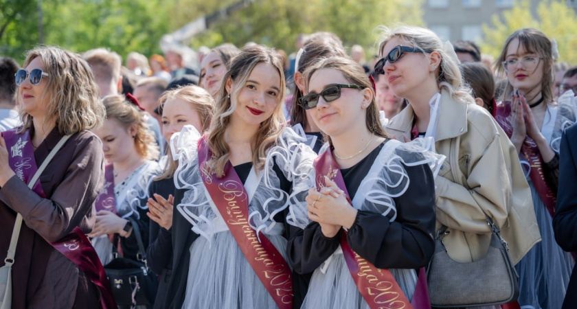 Последний звонок прозвенел в школах Глазова