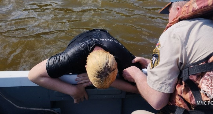 Подростка посреди реки забрали на борт спасатели в Удмуртии