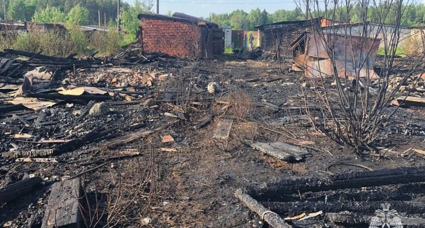 15 гаражей сгорели в Ижевске
