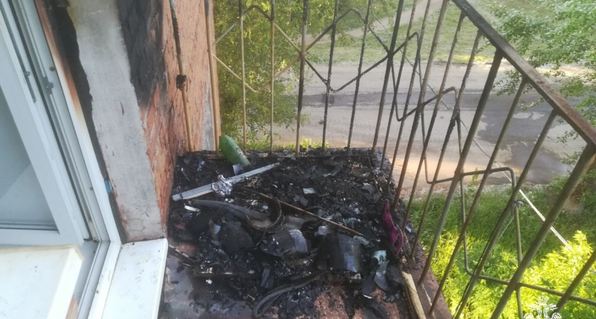 Брошенный на балконе окурок чуть не спалил квартиру в Удмуртии