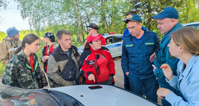 Более 150 человек объединились в поисках пенсионера с двухлетним ребенком в лесах торфопредприятия Дзякино.