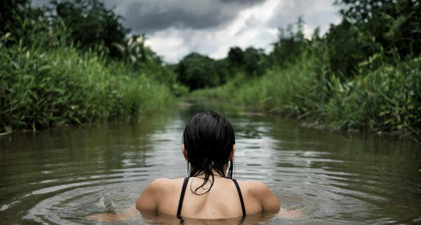 Тонущую женщину спасли на пруду в Удмуртии