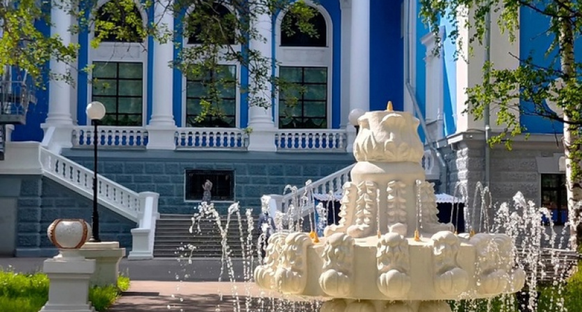 В Глазове запустили фонтан у КЦ "Россия"