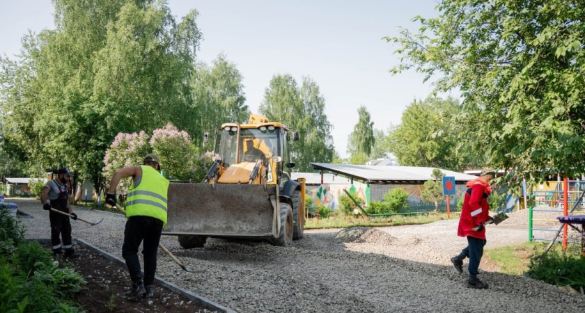 В Глазове ремонтируют территорию детского сада №36