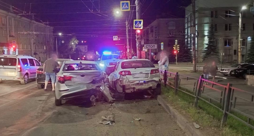 Пьяный мужчина за рулем иномарки совершил массовое ДТП на улице Удмуртской в Ижевске.