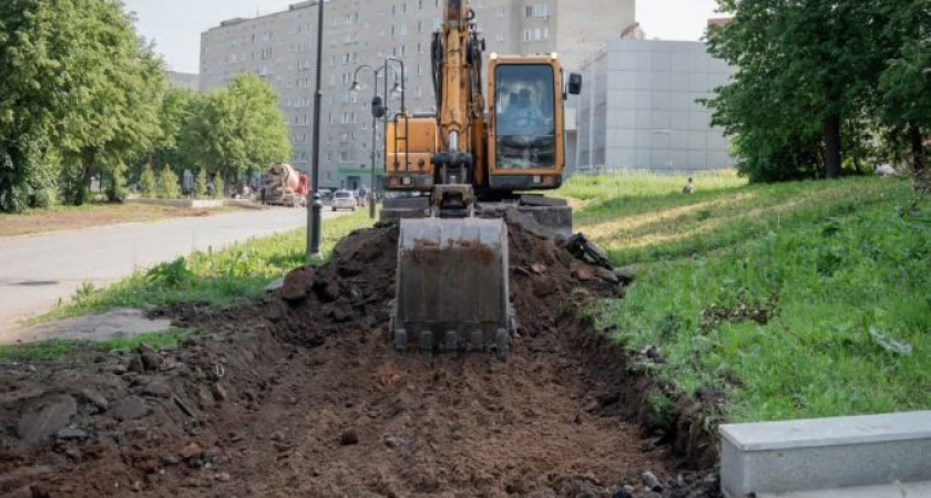 Дороги и тротуары продолжают ремонтировать в Глазове