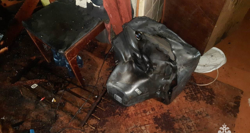 В Глазовском районе от удара молнии загорелся дом