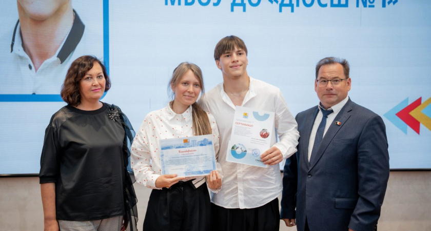 В Глазове 38 школьников и студентов наградили премиями и стипендиями