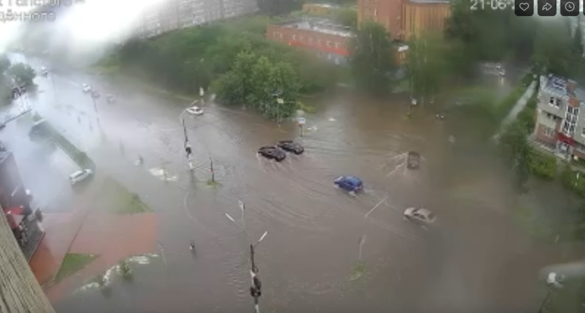 Сильный ливень и град вывели накануне из строя электросети в нескольких микрорайонах Глазова