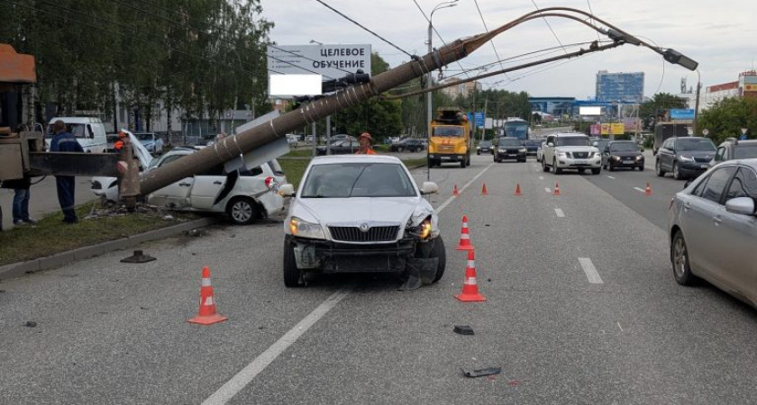 Житель Удмуртии сбил фонарный столб и отправился в больницу