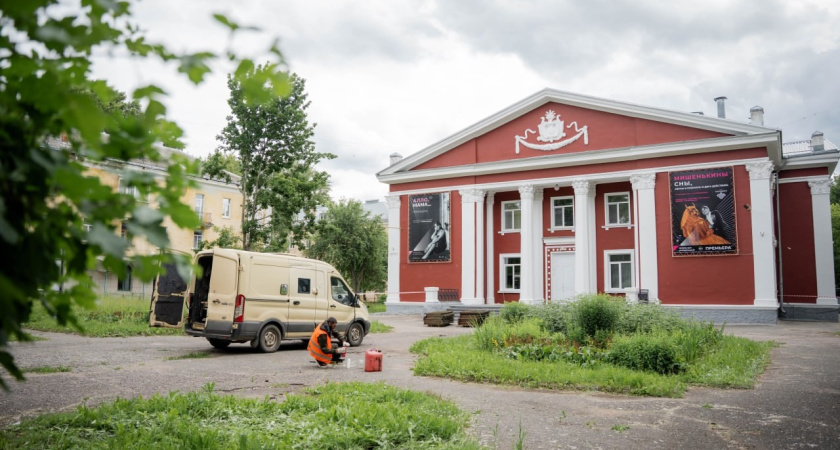В Глазове начался ремонт площади перед театром «Парафраз»
