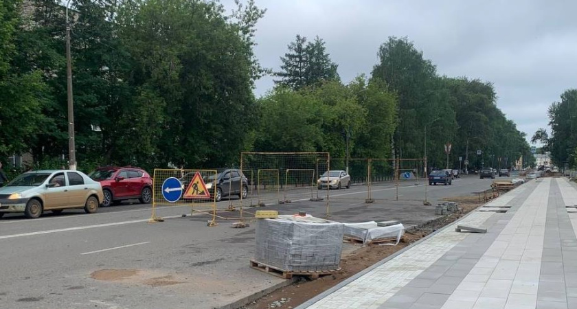 После аномального ливня, который переполнил городские водоотводы, на улицах Глазова образовалось несколько просадок дорожного полотна