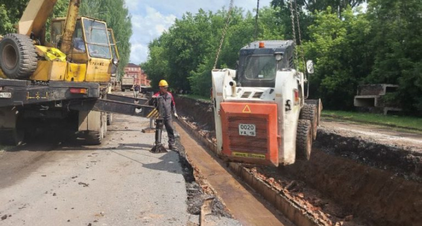 На ул. 2-ая Набережная в Глазове сняли старые трубы в ходе ремонта теплотрассы