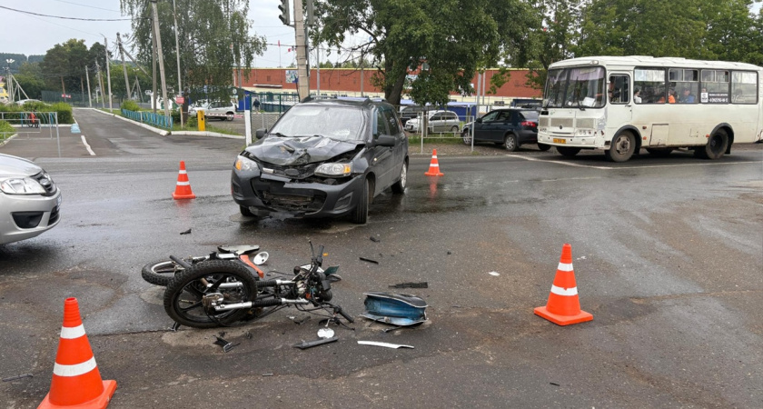 19-летнего водителя мопеда госпитализировали после аварии в Удмуртии