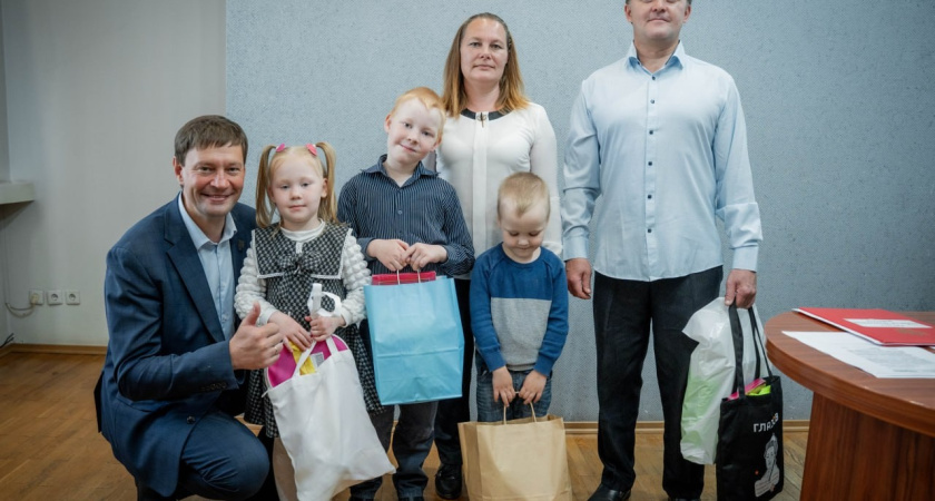 Глава Глазова принял участие в акции «Елка желаний»