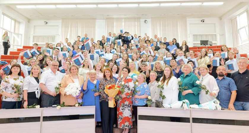 В Глазовском Короленковском университете стартовали церемонии вручения дипломов