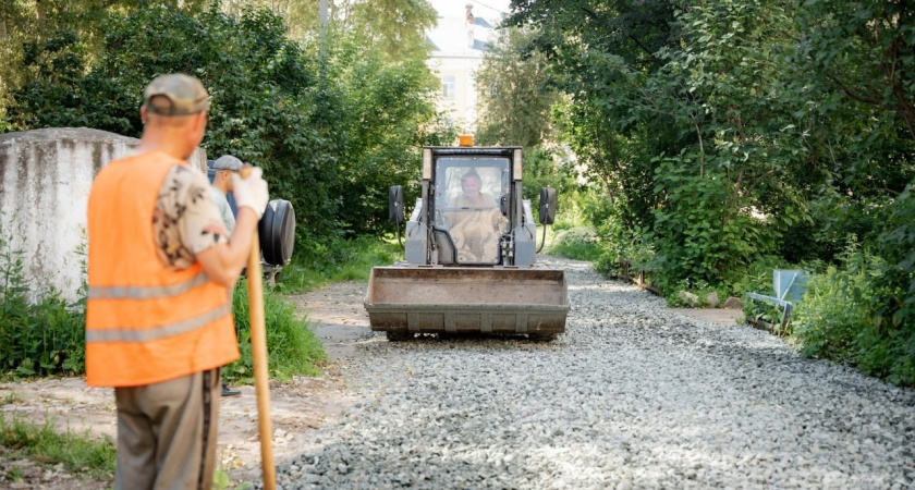 В Глазове начали асфальтировать дворы