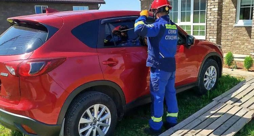 В Удмуртии спасатели помогли ребенку выбраться из запертого автомобиля