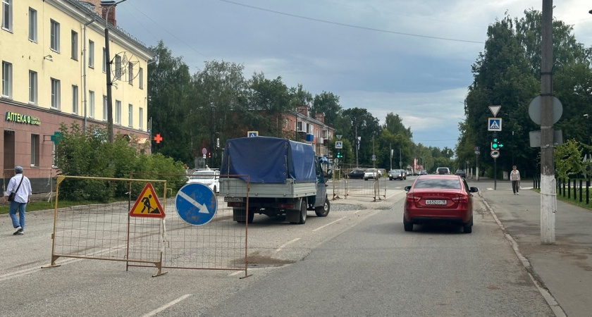 В Глазове на улице Короленко провалился асфальт на проезжей части