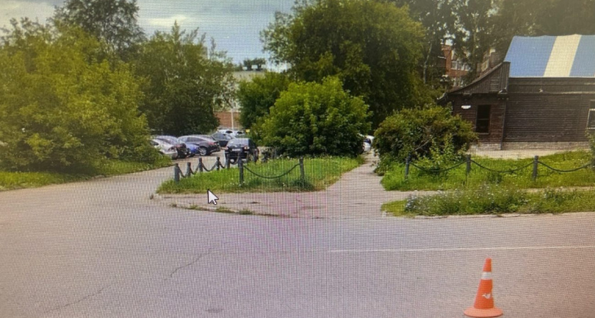 В Глазове под колеса автомобиля попала 13-девочка