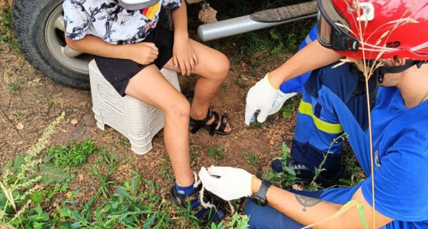 Спасатели в Удмуртии освободили ногу ребенка из проволоки