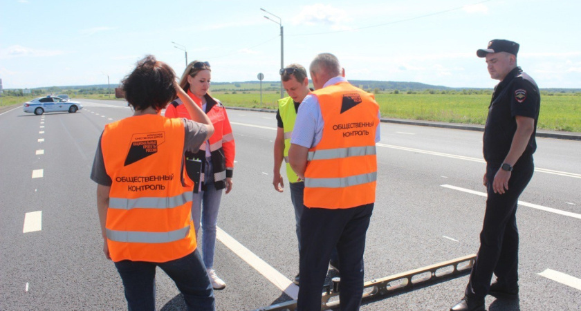 Сотрудники дорожного надзора отдела Госавтоинспекции проверили качество выполненных работ на автодороге Игра-Глазов