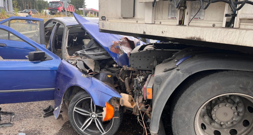 17-летний «бесправник на «BMW» в Удмуртии врезался в грузовик, а затем в иномарку