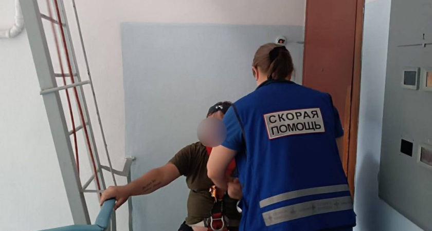 Глазовские спасатели помогли мужчине спуститься с крыши многоэтажки