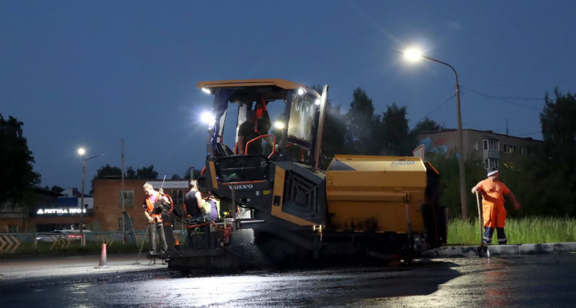 Дорожники укладывают второй слой асфальта на ремонтируемых участках дорог в Глазове