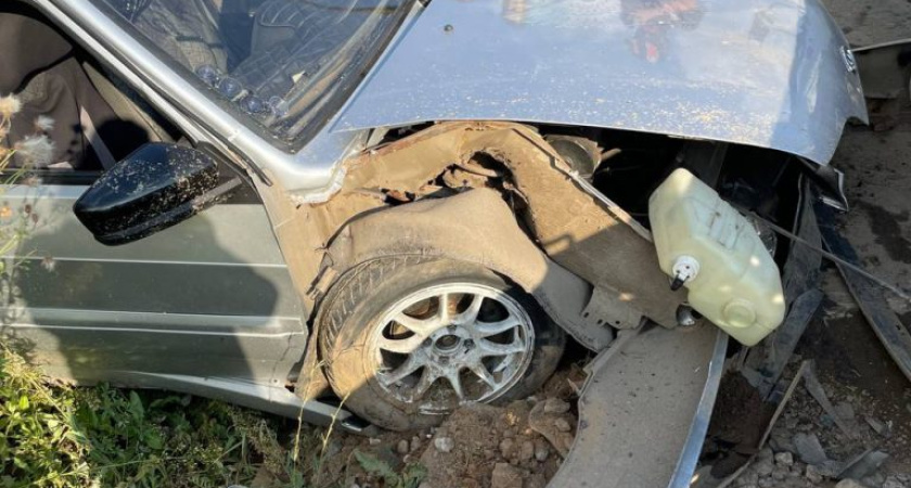 В Удмуртии за прошедшие сутки две молодые автоледи - «бесправницы» отправили свои автомобили прямиком в кювет