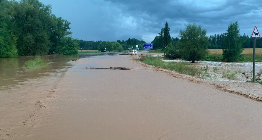 В Удмуртии затопило ливневыми потоками автотрассу Можга – Вавож