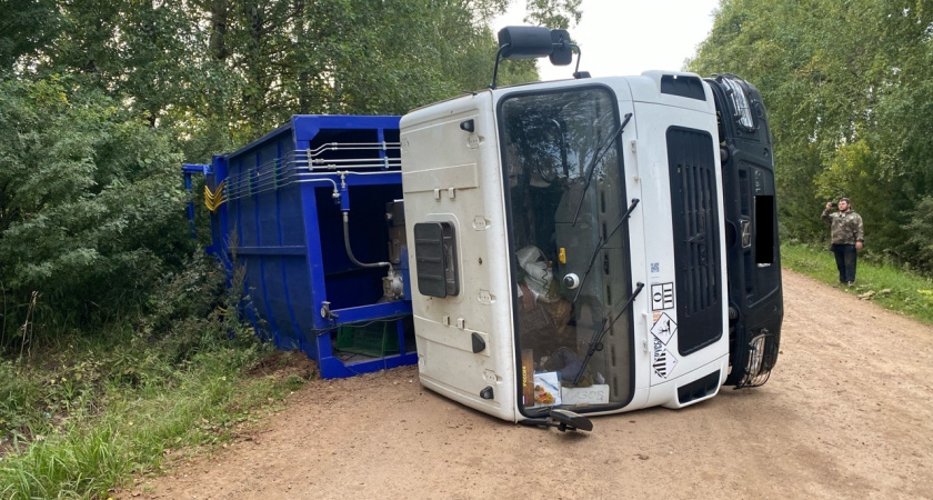 Мусоровоз перевернулся в Глазовском районе