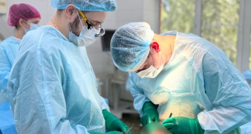 Врачи - травматологи в Удмуртии смогли сохранить руку пациента, которую затянуло во фрезерный станок.