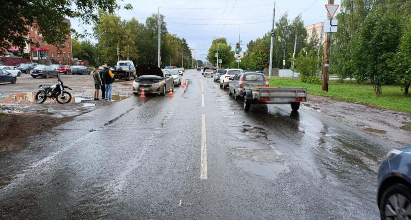 В столице региона 17-летний «бесправник» на питбайке спровоцировал ДТП