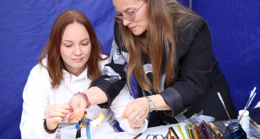 В Можге завершился второй межрегиональный фестиваль стеклодувов «Рождение стекла» (6+)