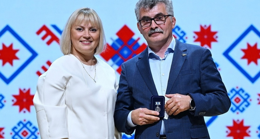 Два педагога из Глазова отмечены высокими наградами