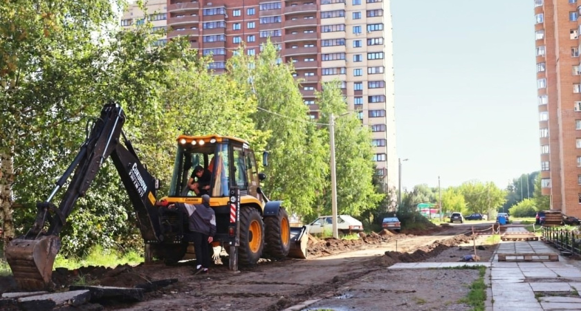 В Глазове идет ремонт тротуаров и подъездов к социальным объектам