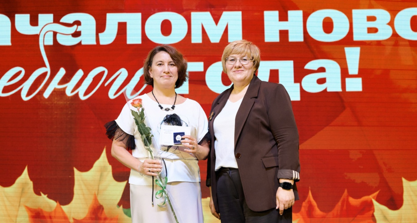 Педагогам Глазова накануне учебного года вручили профессиональные награды
