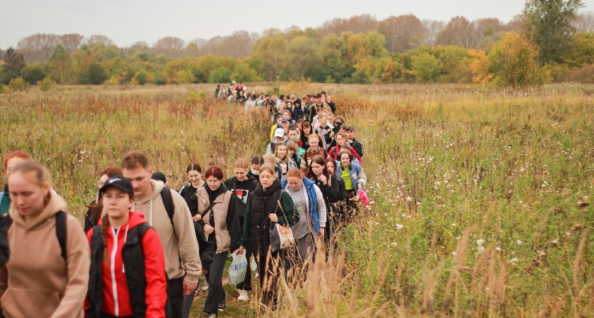 Более 160 студентов всех факультетов ГИПУ имени В.Г. Короленко преодолели 12 км пешком вдоль Чепцы к устью реки Сепы