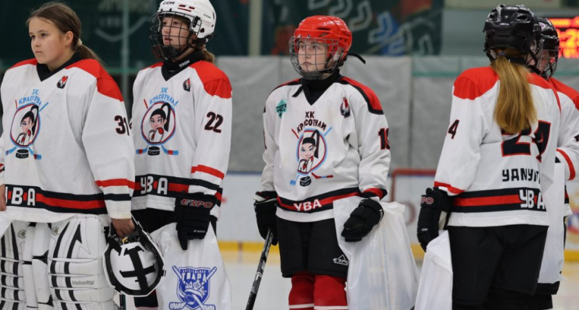 Юные спортсменки из Удмуртии выступили на окружном турнире по женскому хоккею «Хрустальная тиара»